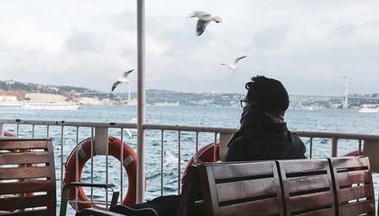 美股三大指数集体收低 原油小涨黄金大跌