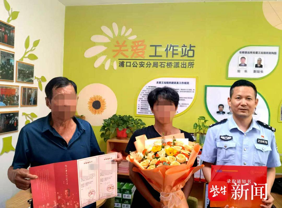 小伙收到录取通知书，飞奔到派出所和民警一起打开