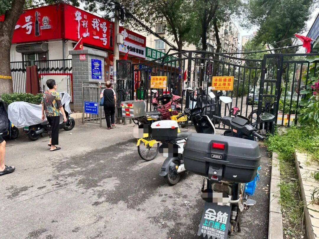 北京一小区电动车充电棚起火！消防车赶到，发现消防通道完全被堵……