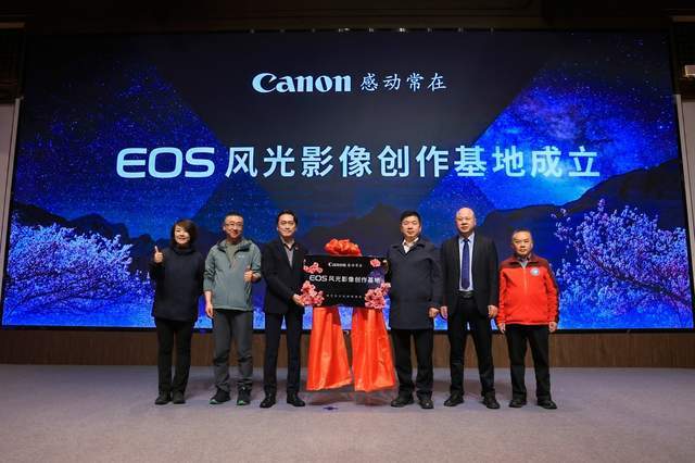 EOS 星空桃花节 用佳能EOS R5 II定格林芝雪山花海的极致风景