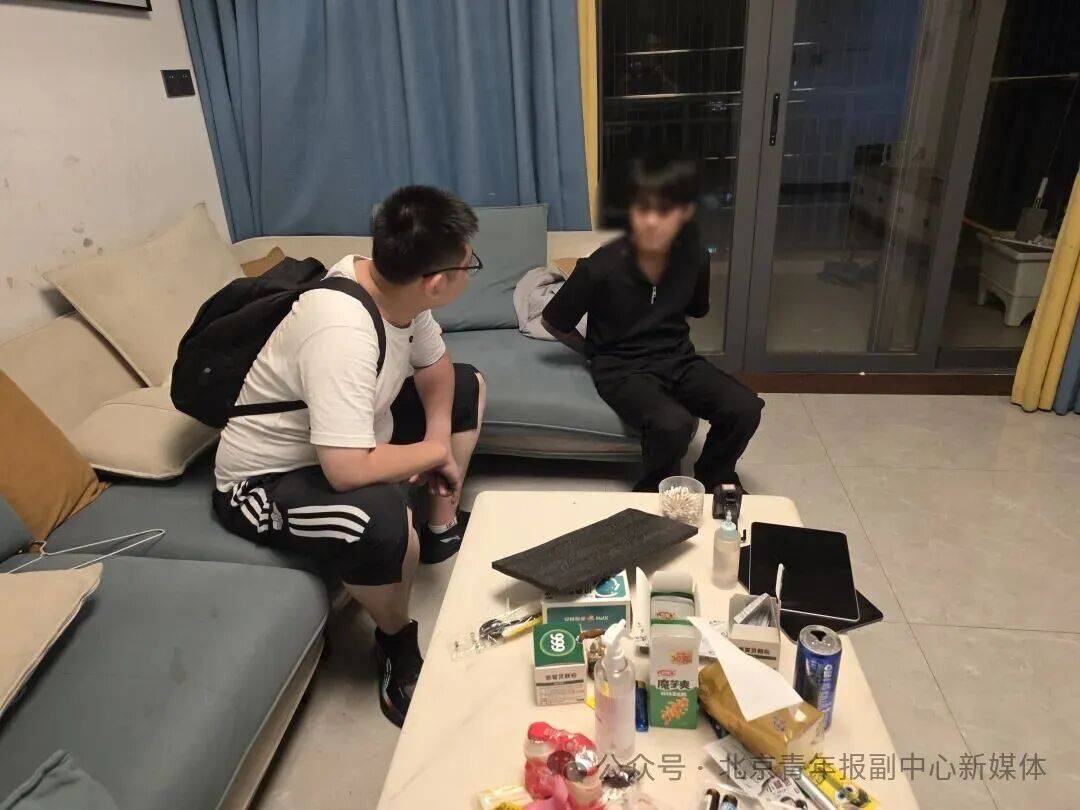 用“游戏皮肤”礼包诱导小学生扫码下载带毒App，全国家长累计被骗200万元