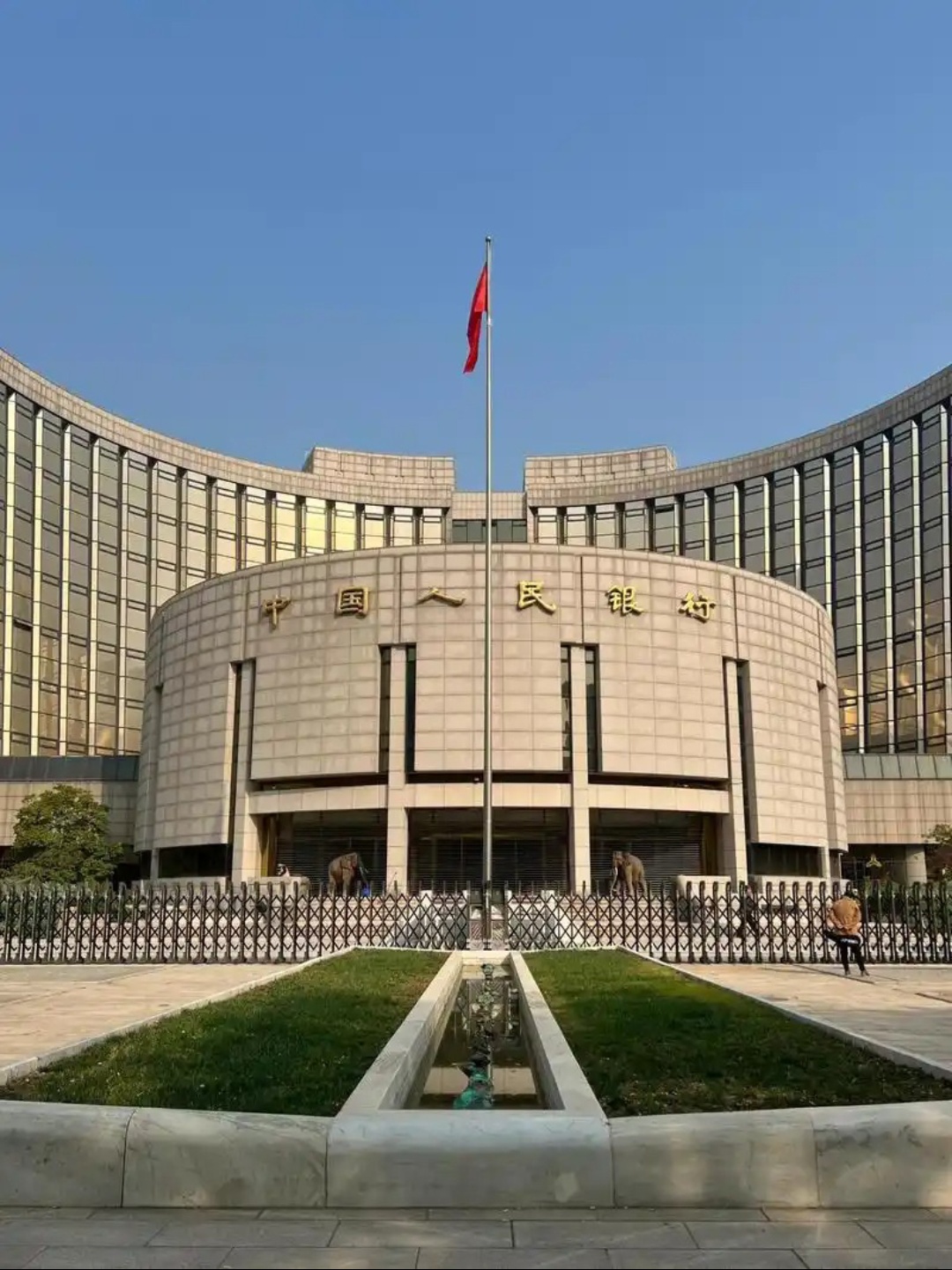紧缩性货币政策(紧缩性货币政策是提高利率还是降低利率)